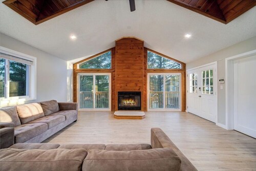 Luxurious & Newly Renovated Catskills Lakehouse