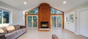 Luxurious & Newly Renovated Catskills Lakehouse