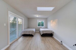 6 bedrooms, travel cot, free WiFi, bed sheets