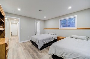 6 bedrooms, travel crib, free WiFi, bed sheets