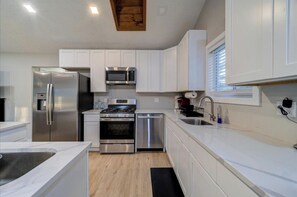 ثلاجة، ميكروويف، فرن، موقد طهي مسطح