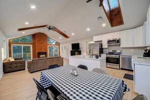 ثلاجة، ميكروويف، فرن، موقد طهي مسطح