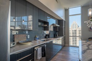 Een koelkast, een magnetron, een oven, een kookplaat