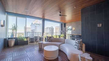 Een smart-tv en een open haard