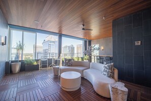 Een smart-tv en een open haard