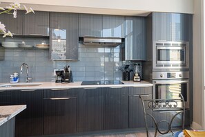 ثلاجة، ميكروويف، فرن، موقد طهي مسطح