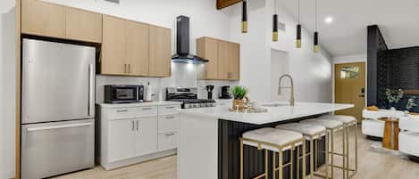 Geladeira, micro-ondas, fogão, cooktop