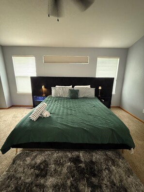 Tabla de planchar con plancha, wifi y ropa de cama 