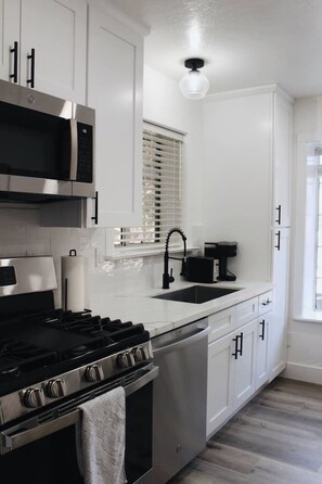 Fridge, microwave, oven, stovetop - Maple Reserve, 2BR Cabin near Lake & Ski Trails (Big Bear)