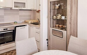 Réfrigérateur, un four, surface de cuisson