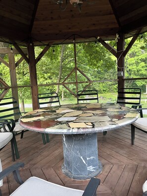 Outdoor dining - Forest Villa for Large Group with Outdoor Pool and indoor Swim Spa-Pet friendly (Newmarket)