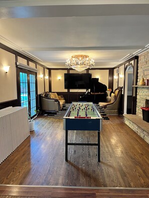 Games room - Forest Villa for Large Group with Outdoor Pool and indoor Swim Spa-Pet friendly (Newmarket)
