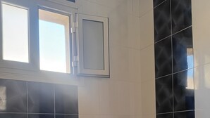 Ein Badezimmer mit einer weißen Badewanne, einer Toilette und einer Duschkabine.