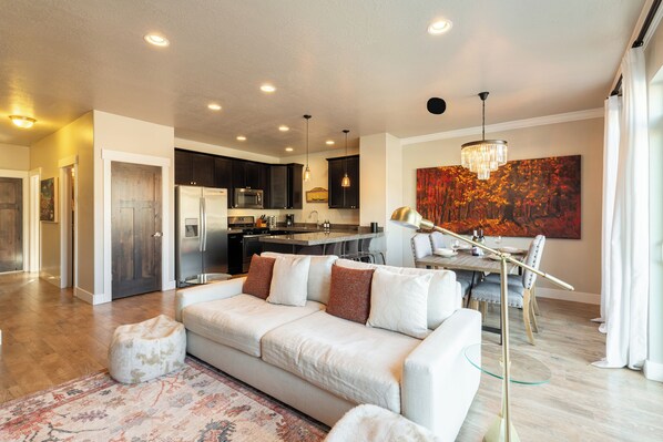 Smart TV, fireplace