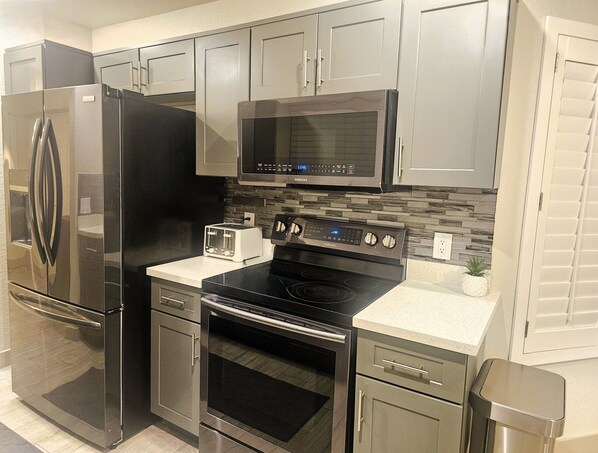 冰箱、微波炉、烤箱、炉灶