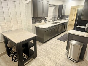 ثلاجة، ميكروويف، فرن، موقد طهي مسطح