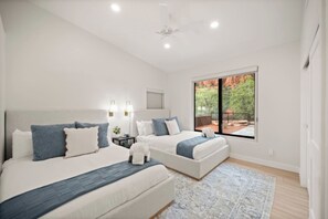 4 makuuhuonetta, työpöytä, silitysrauta/-lauta, vauvan matkasänky