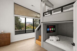 4 habitaciones, escritorio y tabla de planchar con plancha 