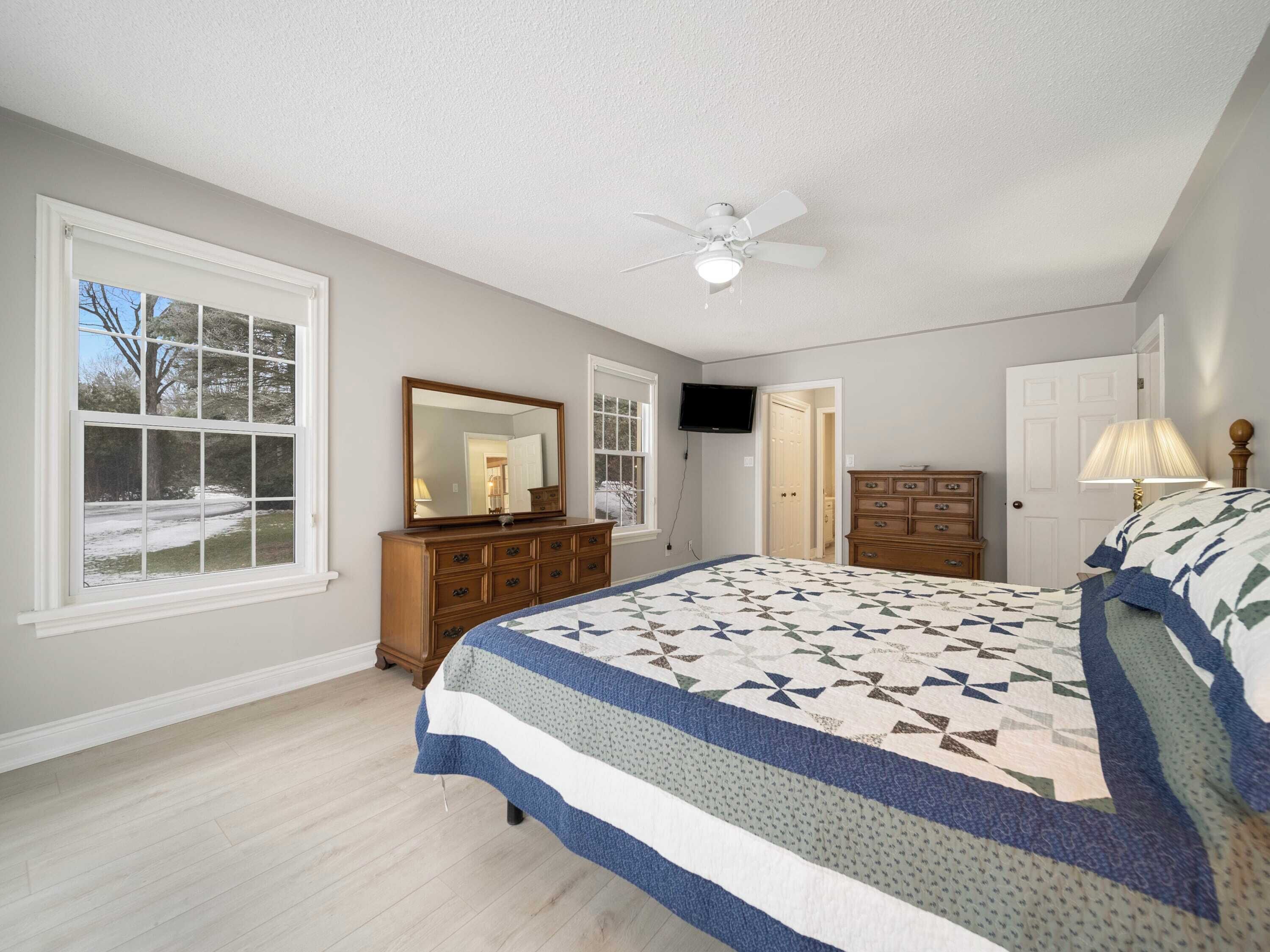 4 habitaciones, tabla de planchar con plancha, wifi y ropa de cama 