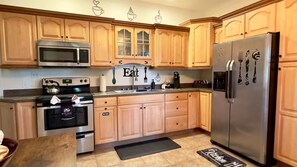 Kjøleskap, mikrobølgeovn, ovn og kokeplater