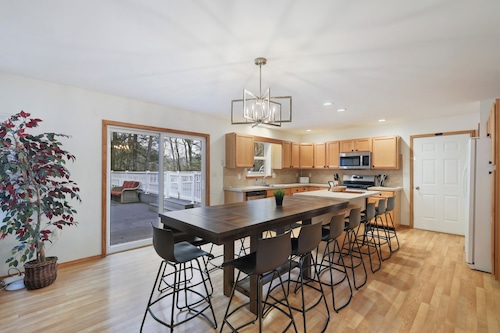 Hot Tub Ski Retreat - Gameroom, Firepit, Grill, Dog + EV Friendly