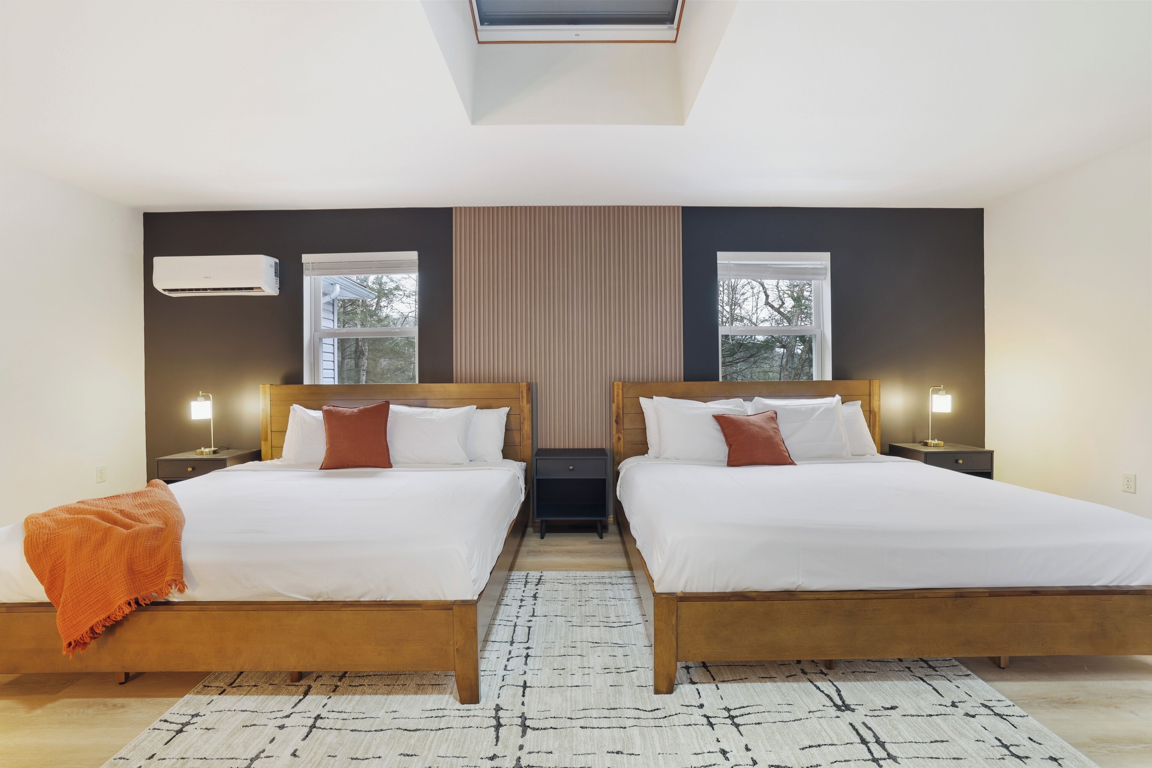 4 chambres, bureau, fer et planche à repasser, lit parapluie