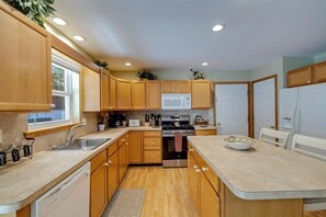 Jääkaappi, mikroaaltouuni, uuni, liesi