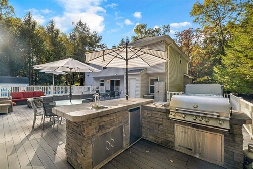 Hot Tub Retreat - Gameroom, Firepit, Grill, Dog Friendly