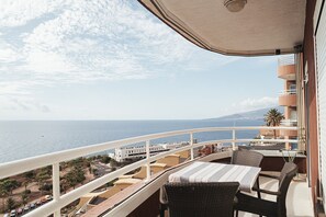 Outdoor dining - Spacious and bright in Radazul with panoramic ocean views (Radazul)
