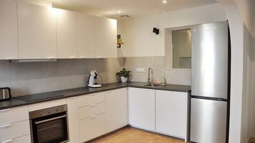 Kühlschrank, Mikrowelle, Ofen, Herdplatte