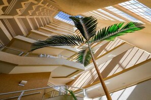 المنشأة من الداخل