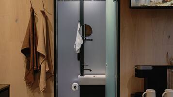 Haartrockner, Handtücher, Seife, Shampoo