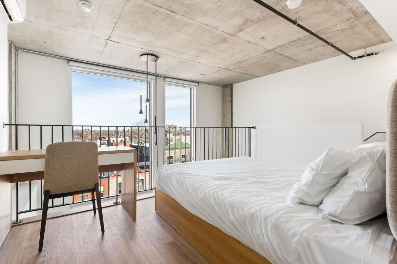 Sunny Duplex Penthouse on St-Laurent Blv. 口コミ、宿泊料金、写真