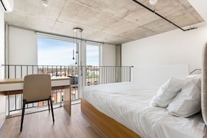 Skrivebord, strykejern/-brett, wi-fi og sengetøy