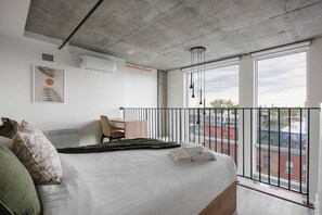 Desk, iron/ironing board, WiFi, bed sheets - Bright Duplex Penthouse on St-Laurent Blv. (Montréal)