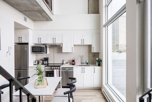 Fridge, microwave, oven, stovetop - Bright Duplex Penthouse on St-Laurent Blv. (Montréal)
