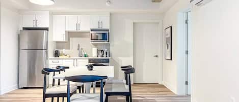 Kühlschrank, Mikrowelle, Ofen, Herdplatte