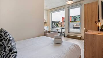 Desk, iron/ironing board, WiFi, bed sheets