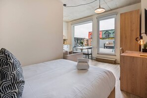 Desk, iron/ironing board, WiFi, bed sheets