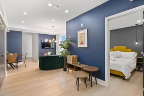 Skrivebord, strykejern/-brett, wi-fi og sengetøy