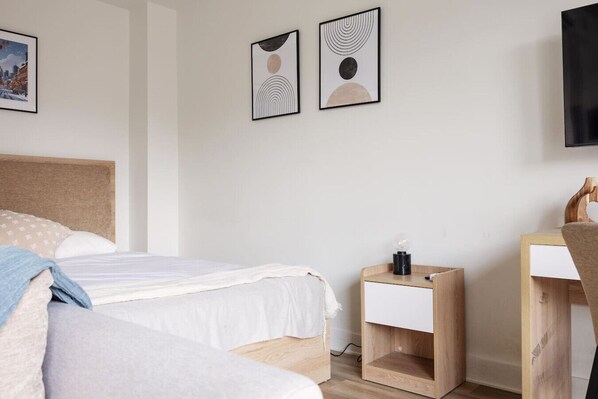 Una scrivania, ferro/asse da stiro, Wi-Fi