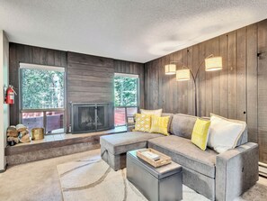 Smart TV, fireplace, books, stereo