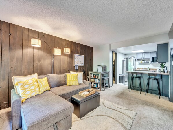 Smart TV, fireplace, books, stereo