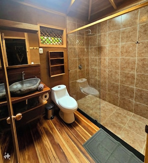 Haartrockner, Handtücher, Seife, Toilettenpapier