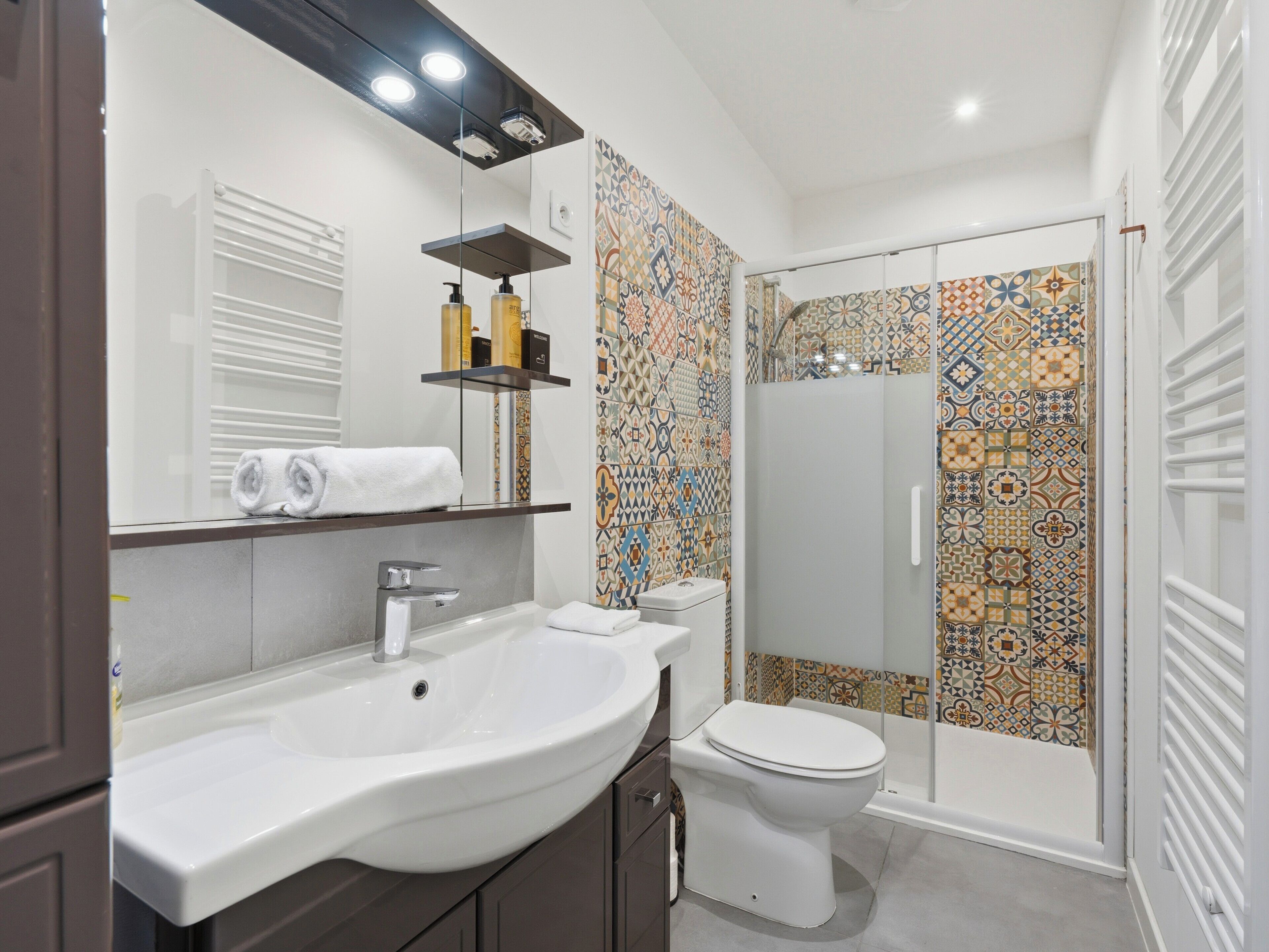 Douche, sèche-cheveux, serviettes fournies