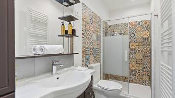 Douche, sĂšche-cheveux, serviettes fournies