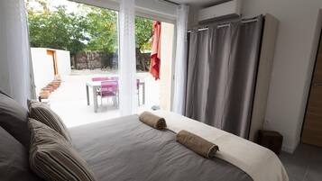 2 bedrooms, iron/ironing board, travel cot, WiFi