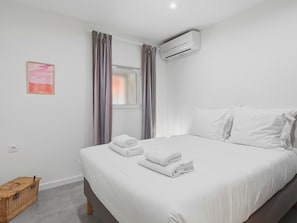 2 bedrooms, iron/ironing board, travel cot, WiFi