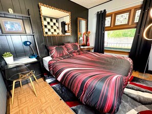 6 bedrooms, desk, iron/ironing board, travel cot