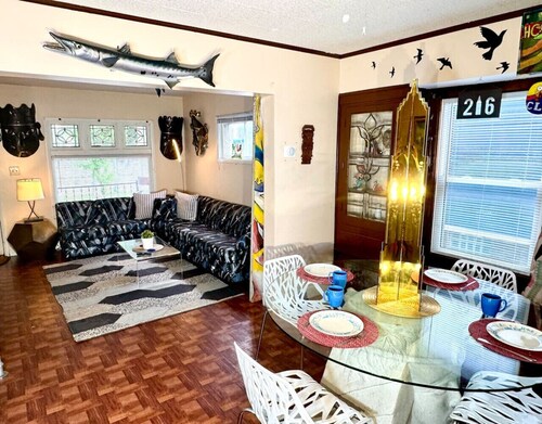 THE LIONS DEN - 6 Bedroom, Cozy Old Brooklyn Home near Zoo, downtown